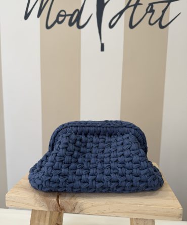 Clutch bluette realizzata a mano